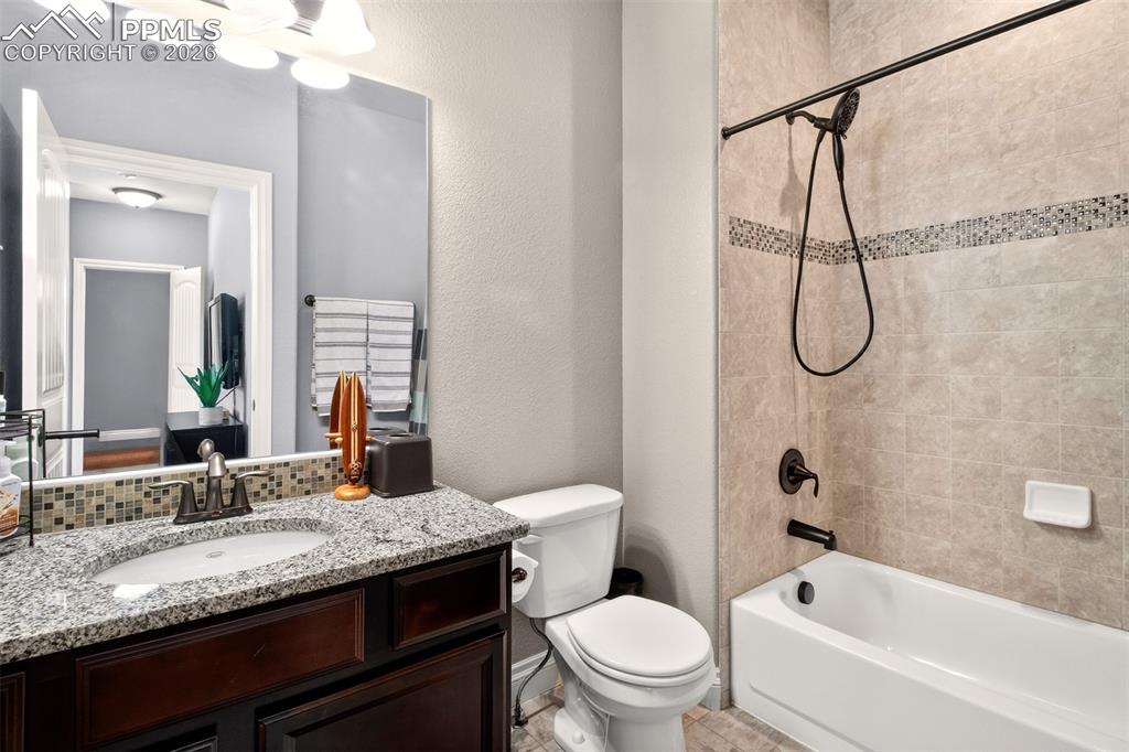 Image 16 of 50: Bathroom