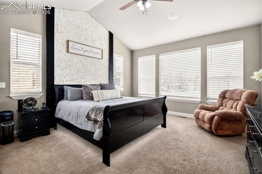 Image 17 of 50: Bedroom