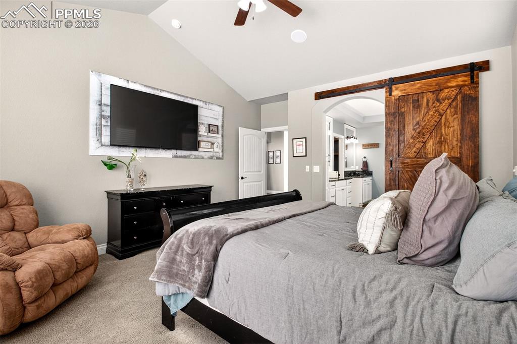 Image 18 of 50: Bedroom