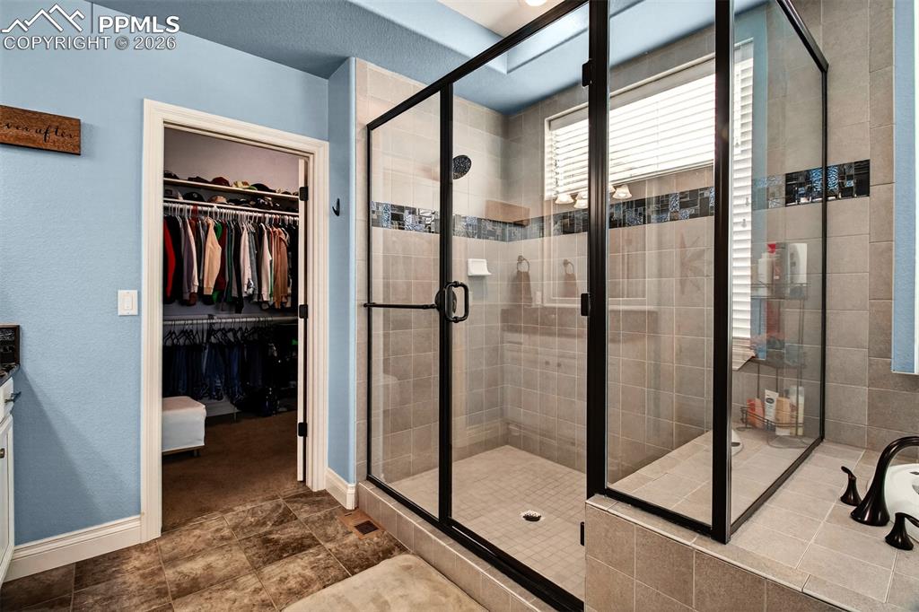 Image 20 of 50: Bathroom