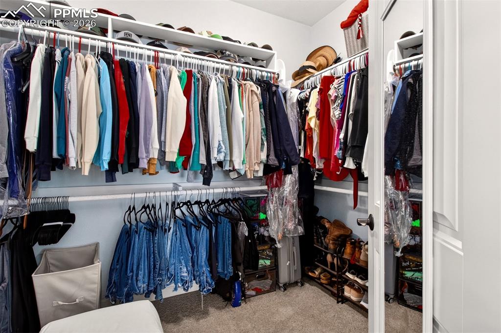 Image 22 of 50: Closet