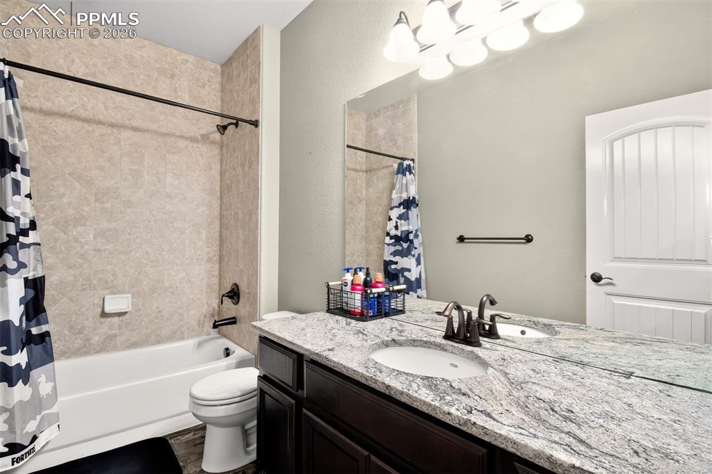 Image 36 of 50: Bathroom