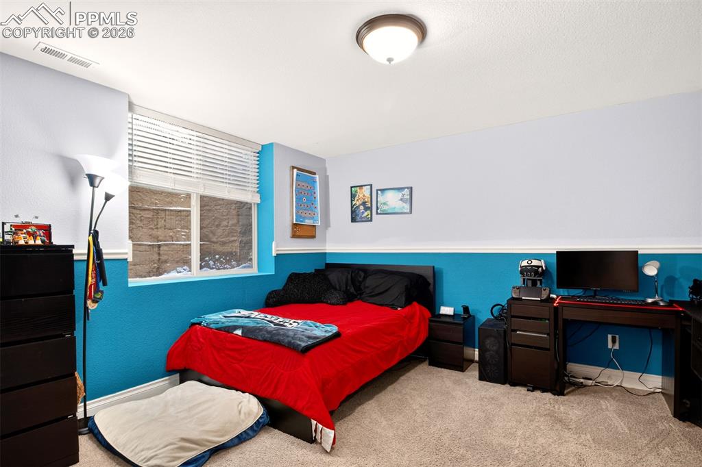 Image 37 of 50: Bedroom