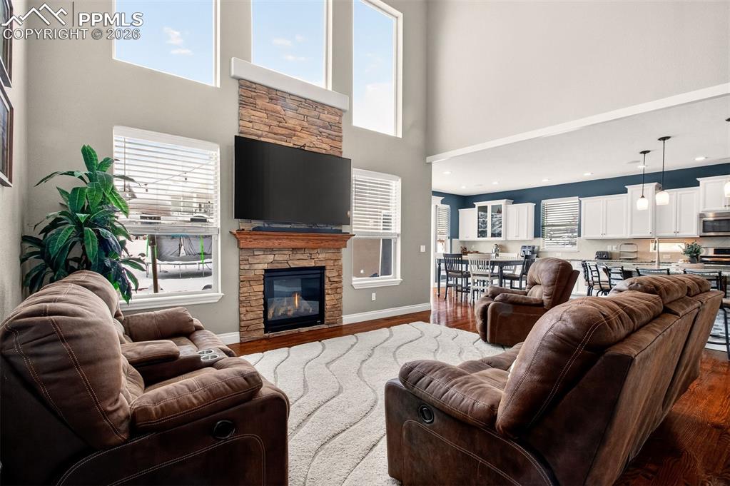 Image 5 of 50: Living Room