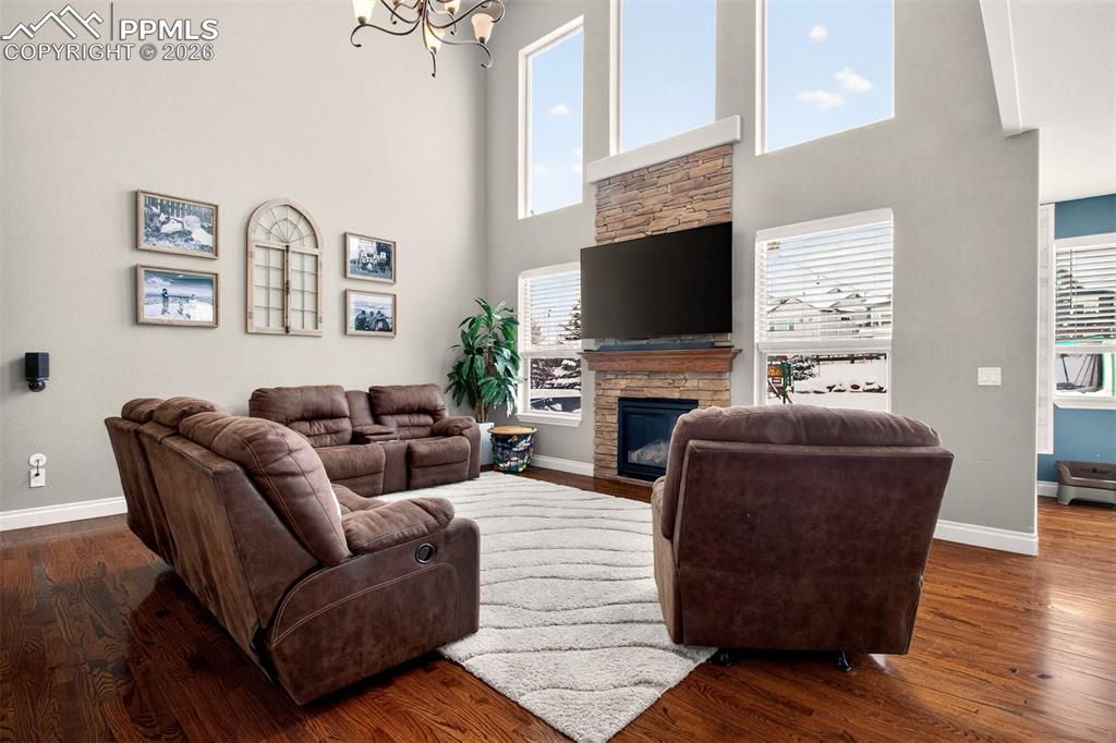 Image 6 of 50: Living Room