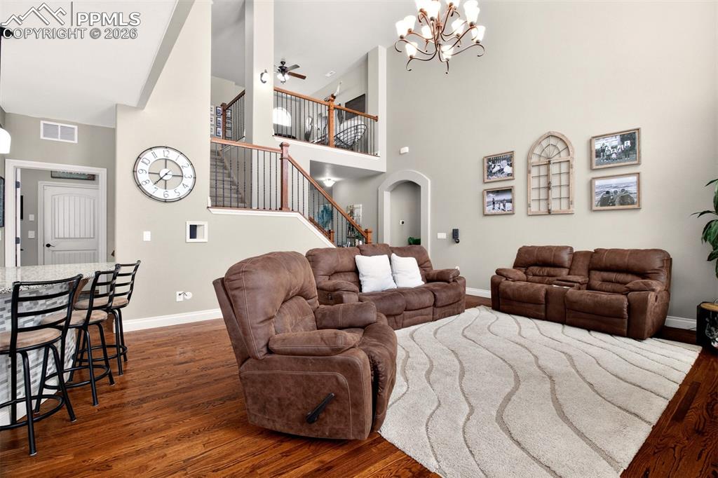 Image 7 of 50: Living Room