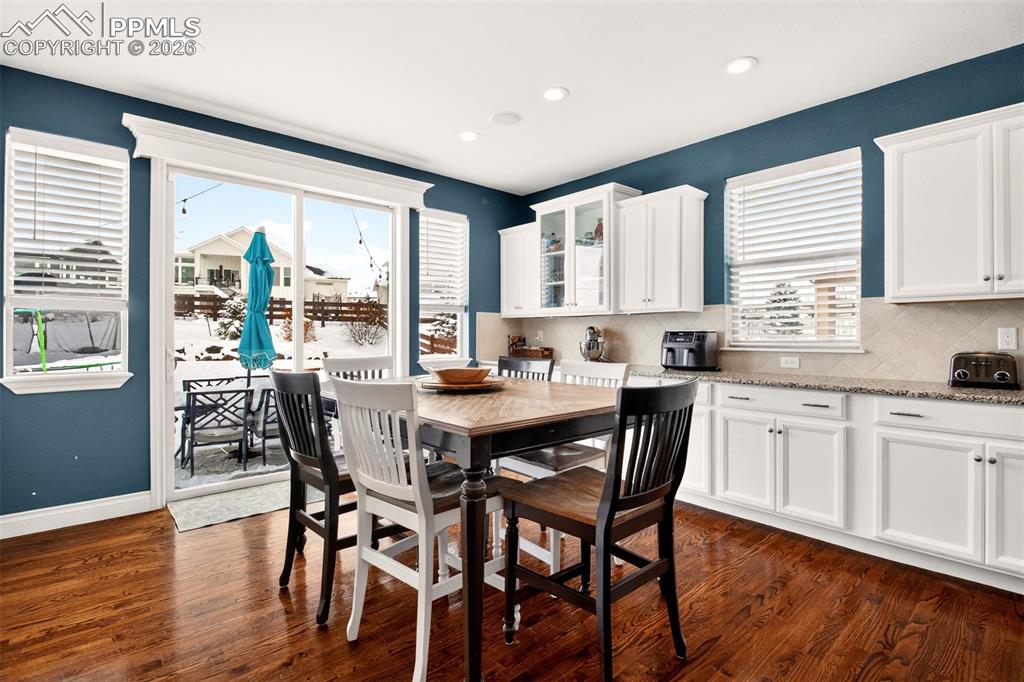 Image 8 of 50: Dining Area