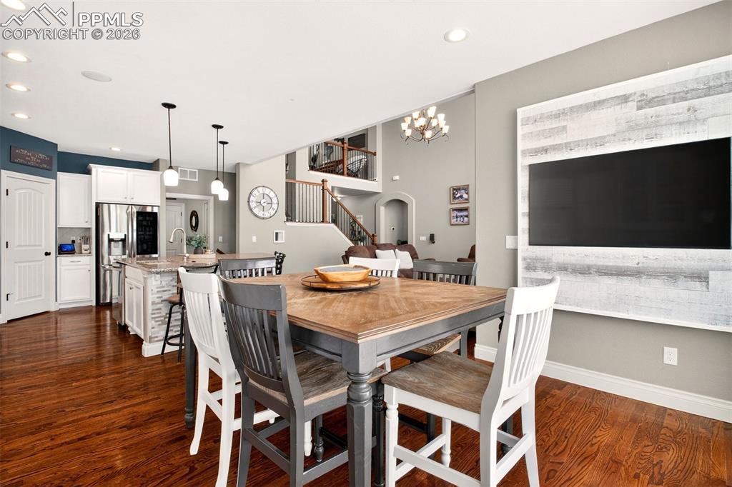 Image 9 of 50: Dining Area