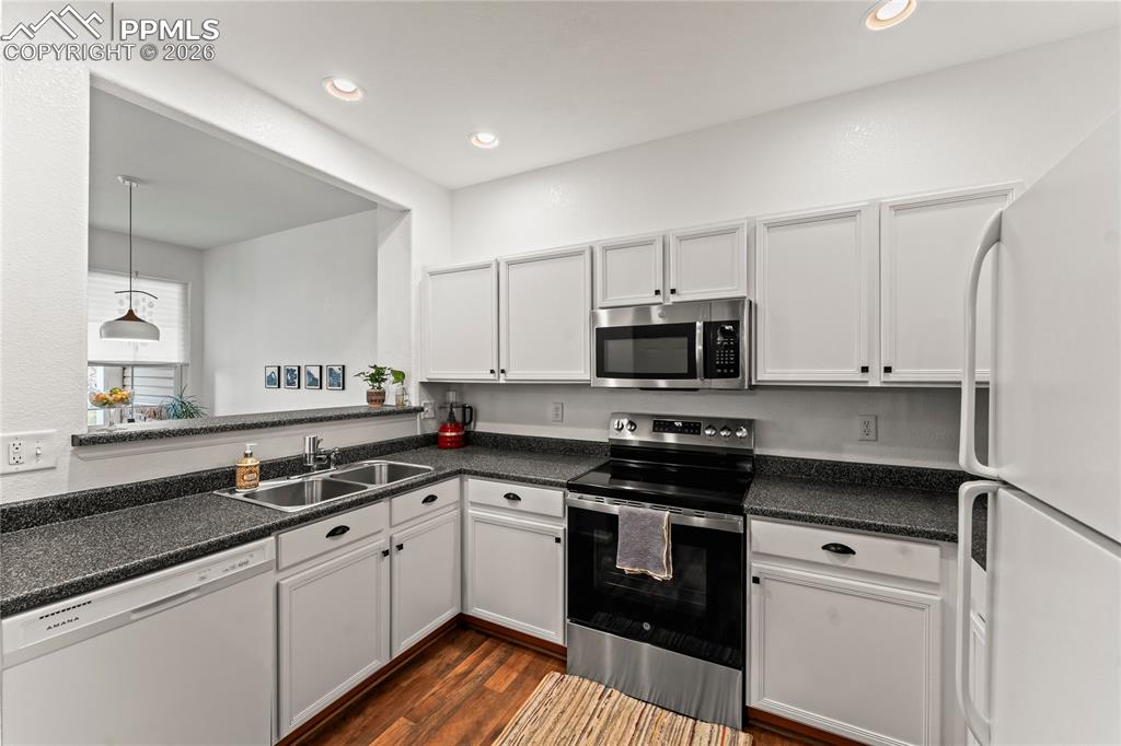 Image 12 of 41: Kitchen