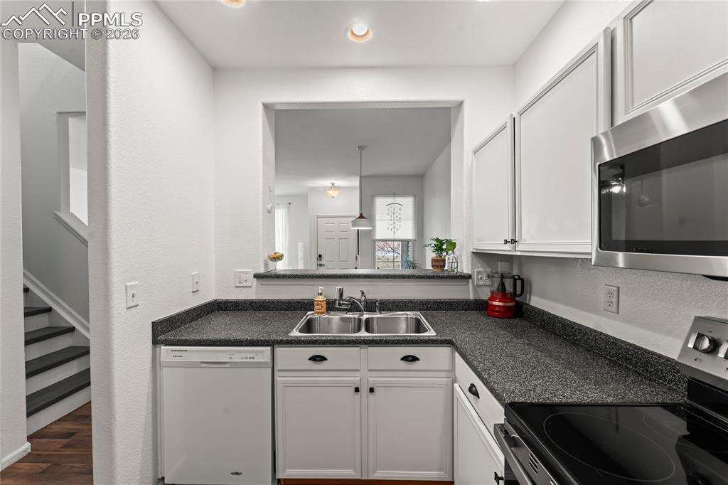 Image 13 of 41: Kitchen