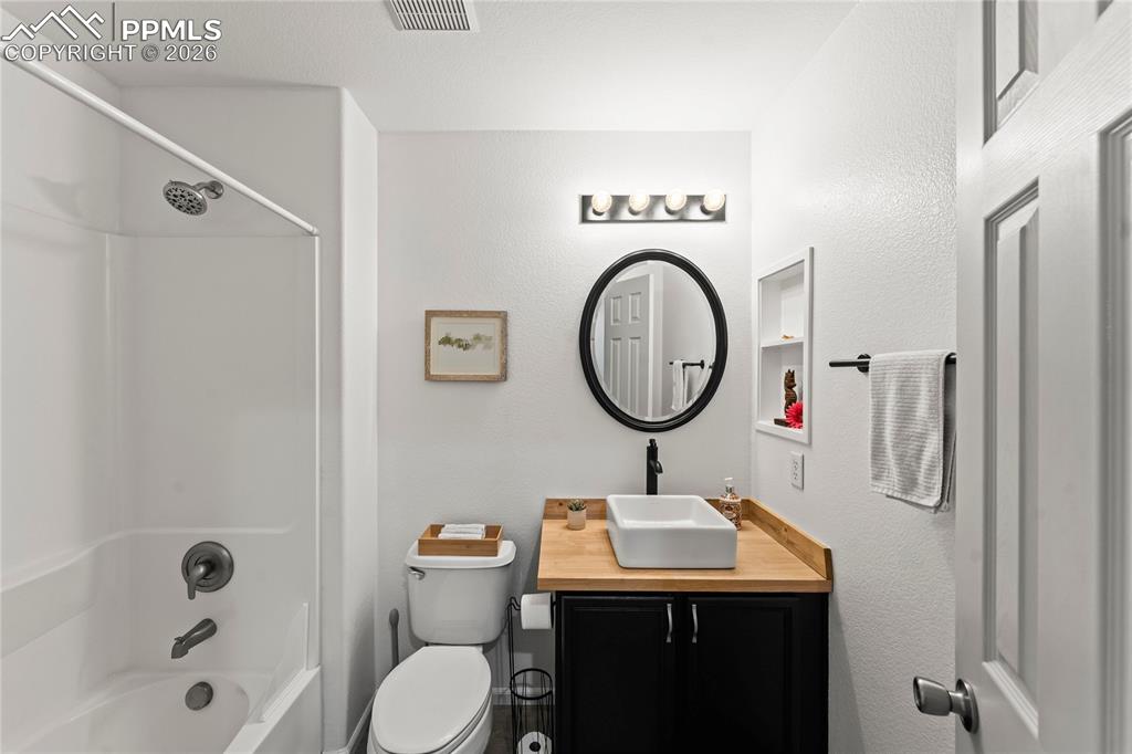 Image 26 of 41: Full bathroom upstairs