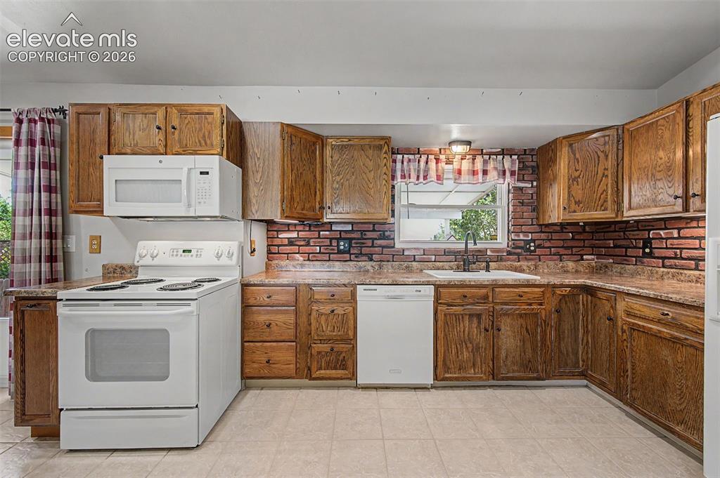 Image 17 of 37: Kitchen