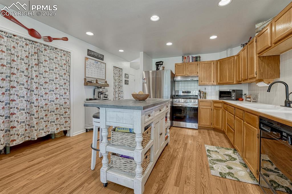 Image 14 of 49: Kitchen