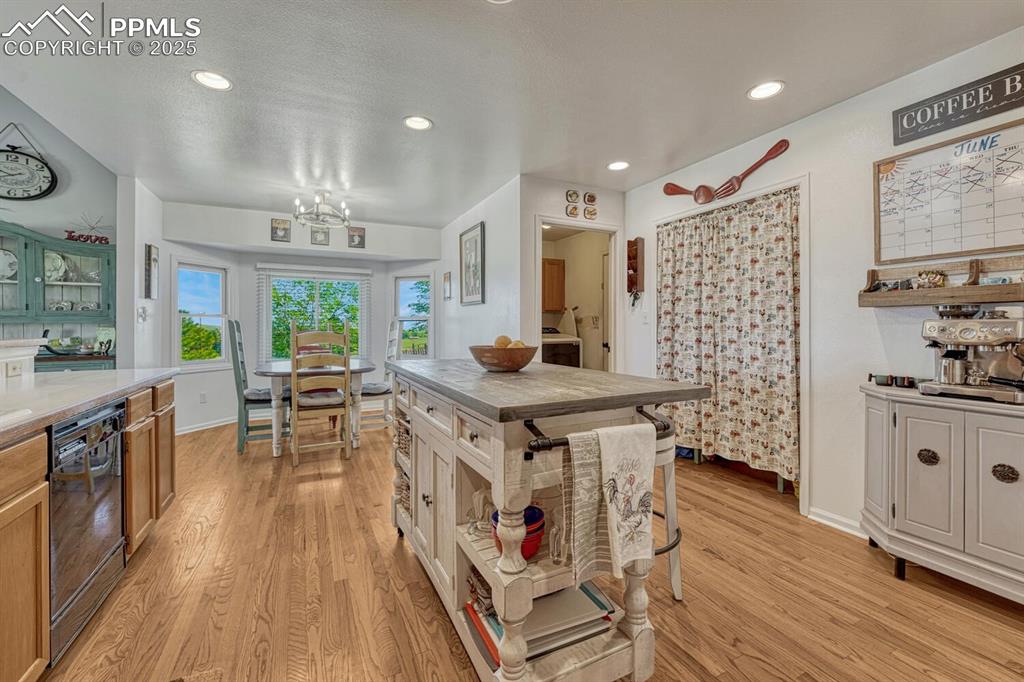 Image 15 of 49: Kitchen