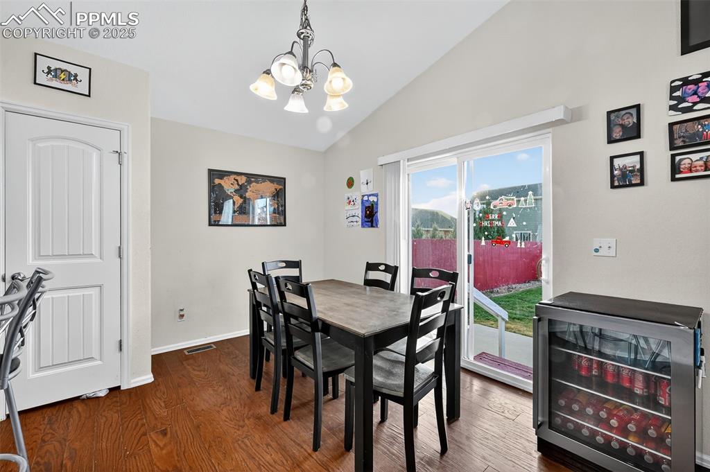 Image 12 of 31: Dining Area