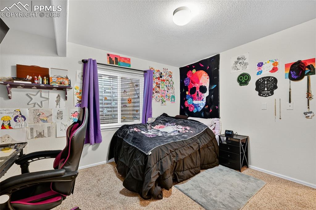 Image 27 of 31: Bedroom