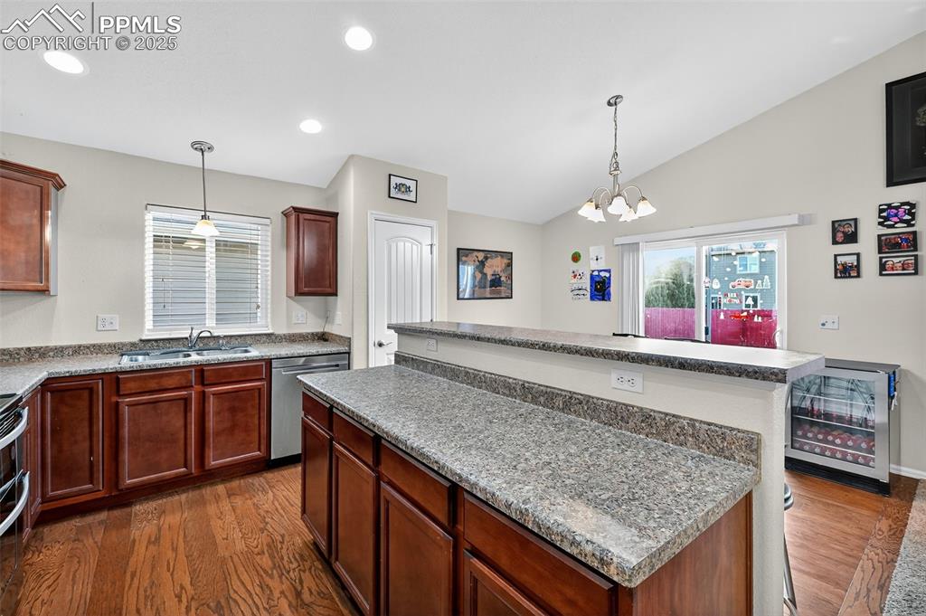 Image 3 of 31: Kitchen