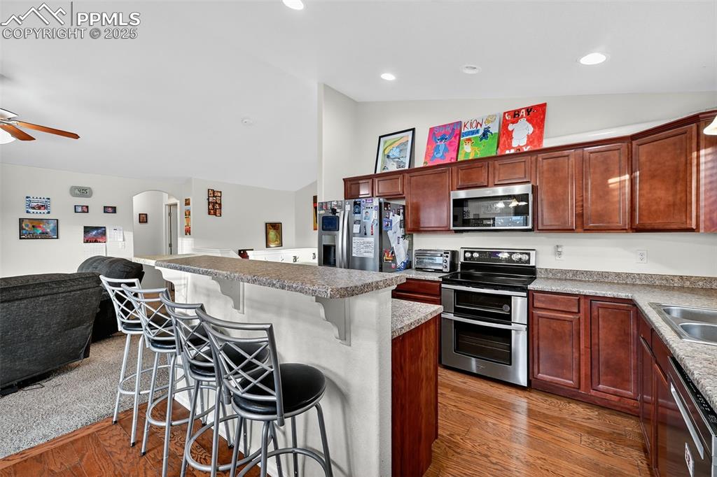 Image 4 of 31: Kitchen