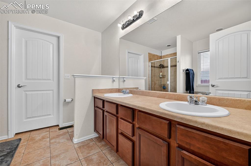 Image 9 of 31: Bathroom