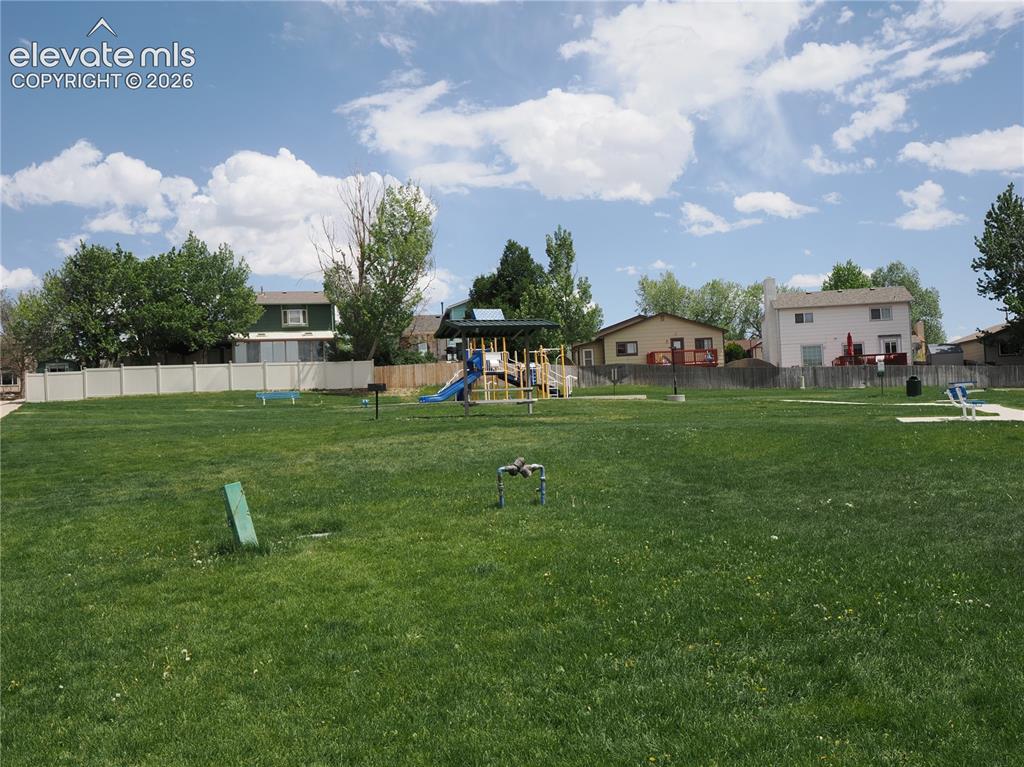 Image 36 of 38: Yard