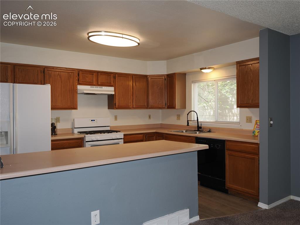 Image 4 of 38: Kitchen