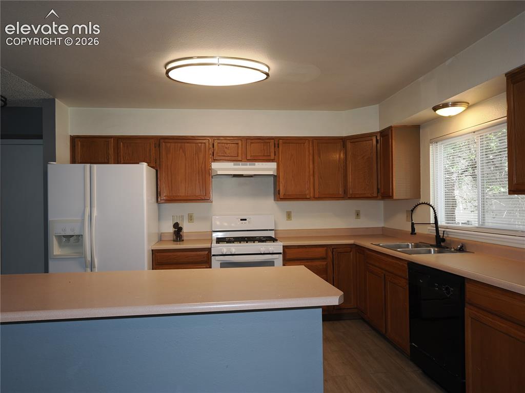 Image 5 of 38: Kitchen