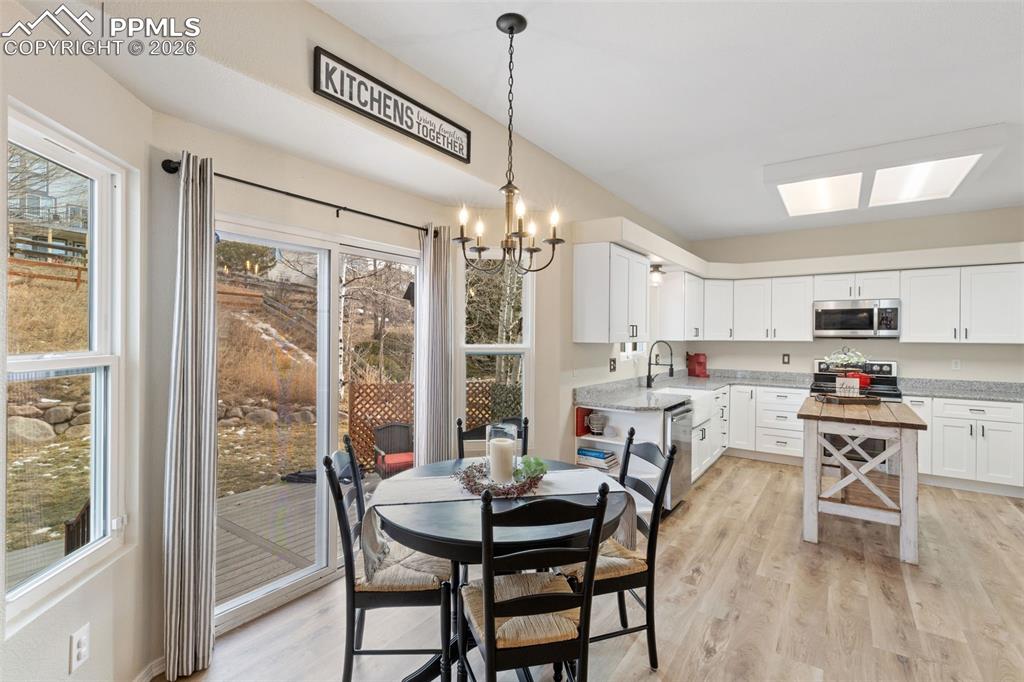 Image 14 of 46: Dining Area