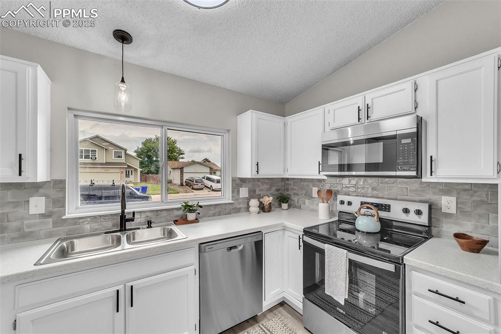 Image 10 of 30: Kitchen