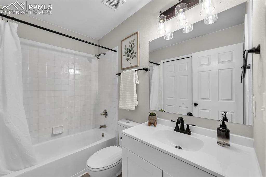 Image 16 of 30: Bathroom
