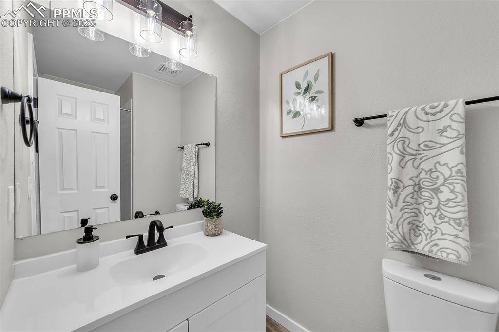 Image 17 of 30: Bathroom