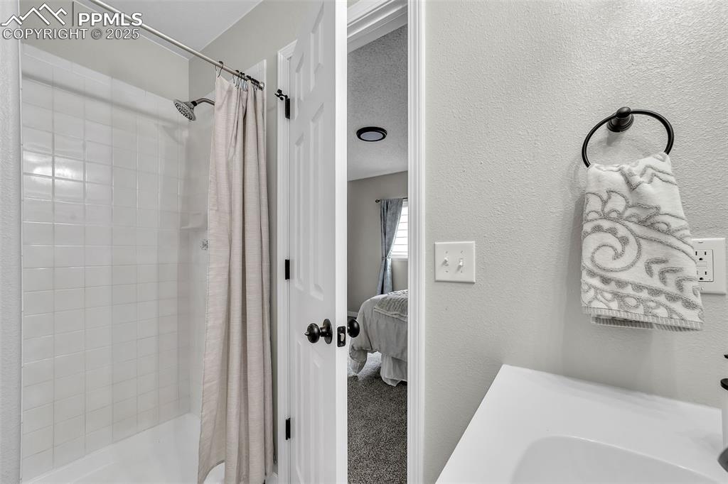 Image 21 of 30: Bathroom