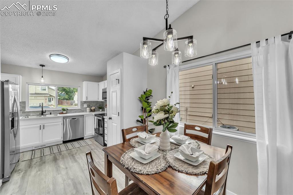 Image 8 of 30: Dining Area