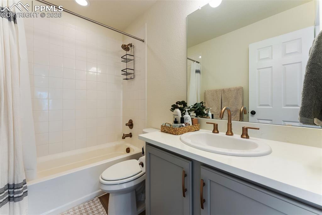 Image 27 of 47: Bathroom