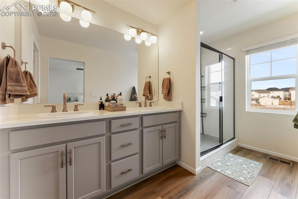 Image 31 of 47: Bathroom