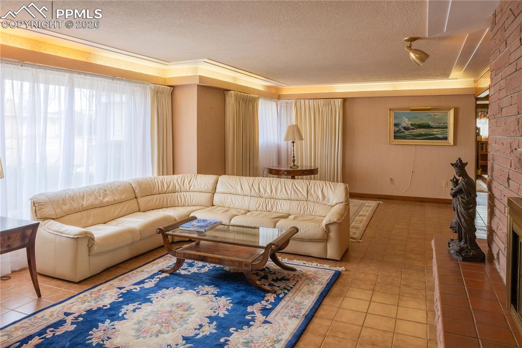 Image 11 of 44: Living Room