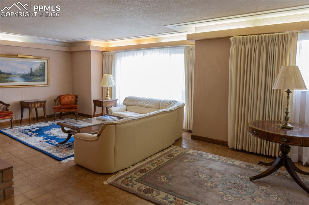 Image 15 of 44: Living Room