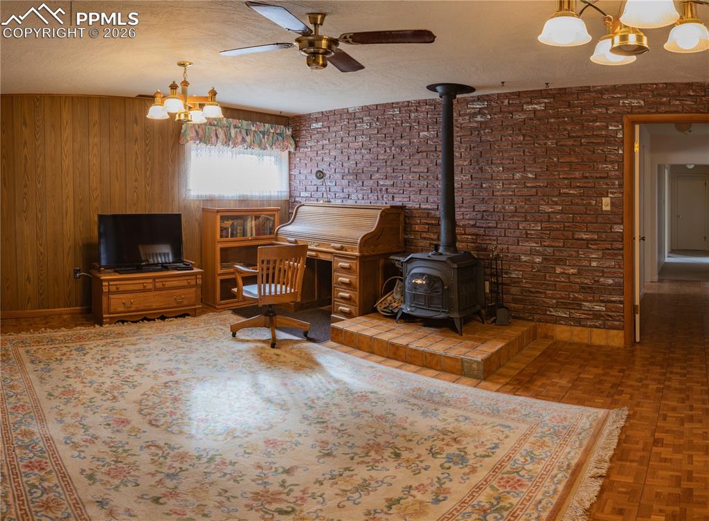 Image 18 of 44: Living Room