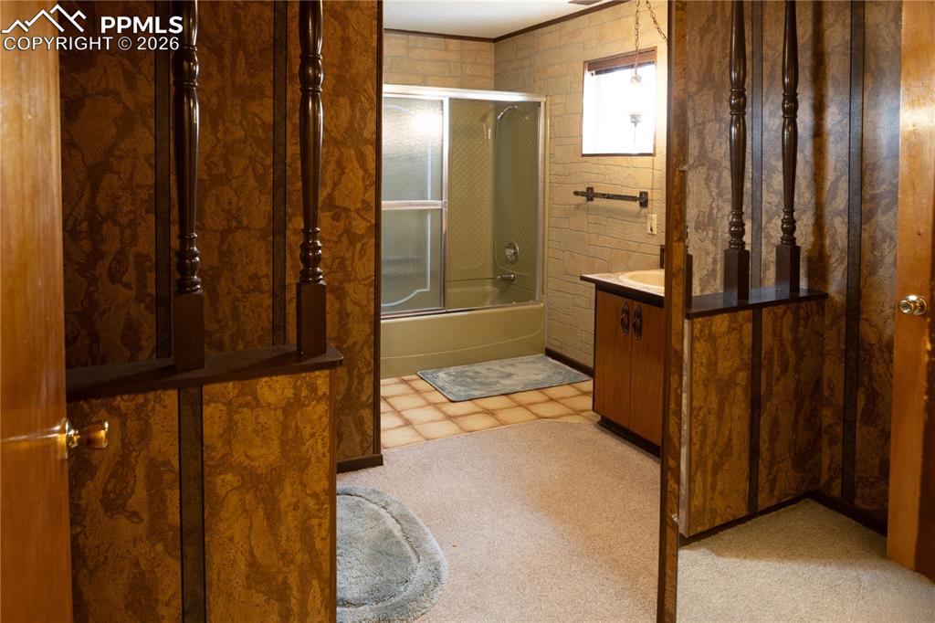 Image 21 of 44: Bathroom