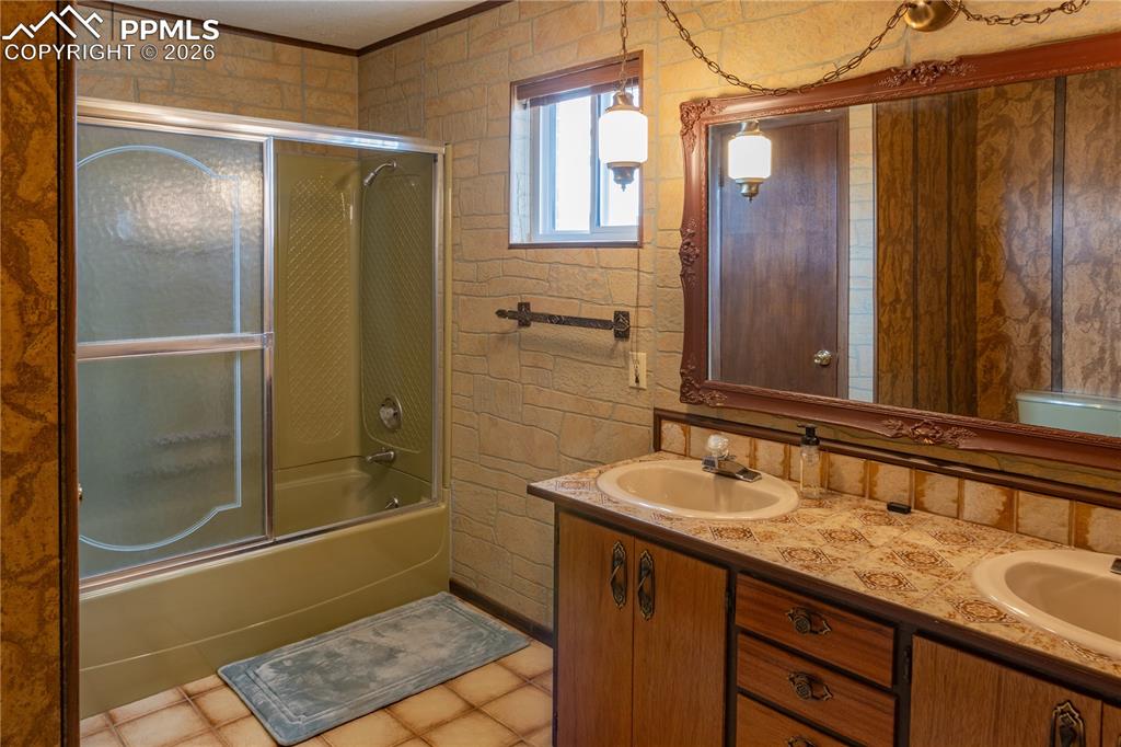 Image 22 of 44: Bathroom