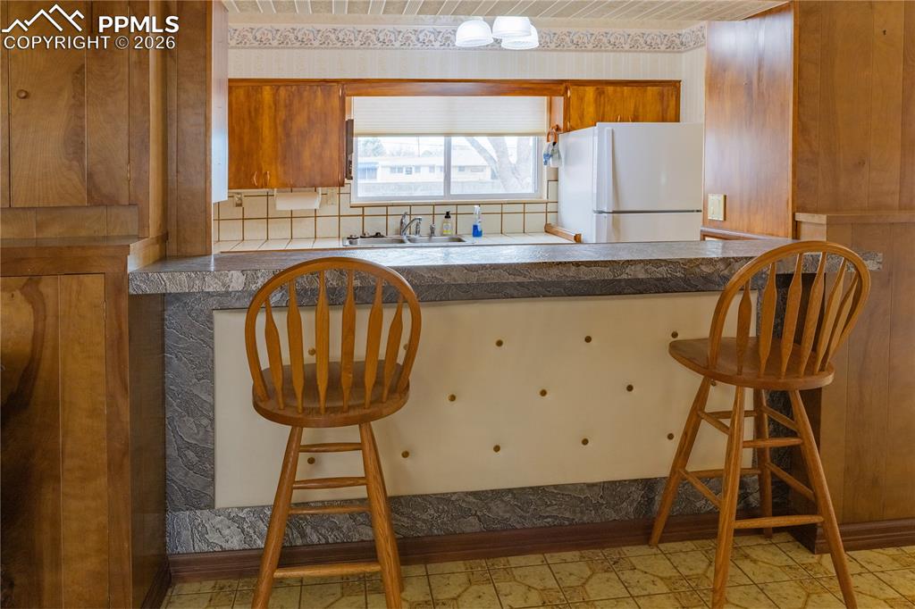 Image 25 of 44: Kitchen