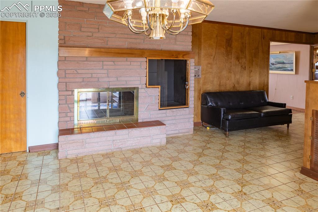 Image 27 of 44: Living Room