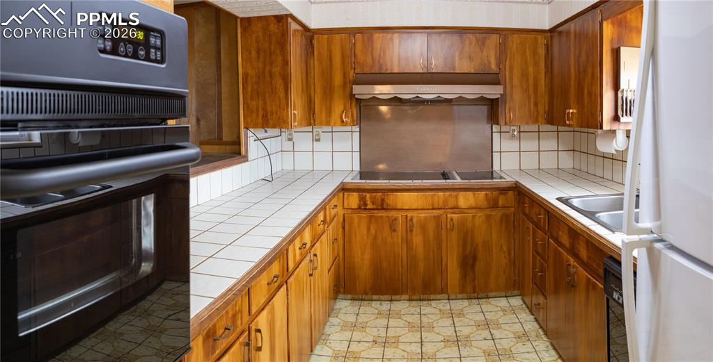 Image 28 of 44: Kitchen