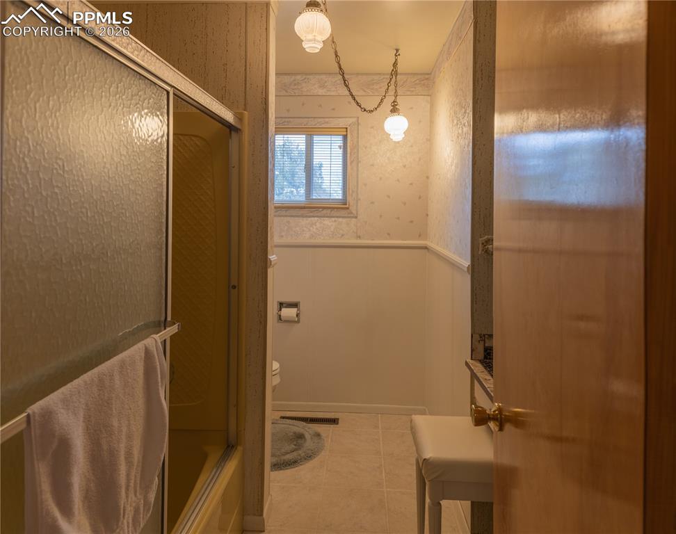 Image 30 of 44: Bathroom