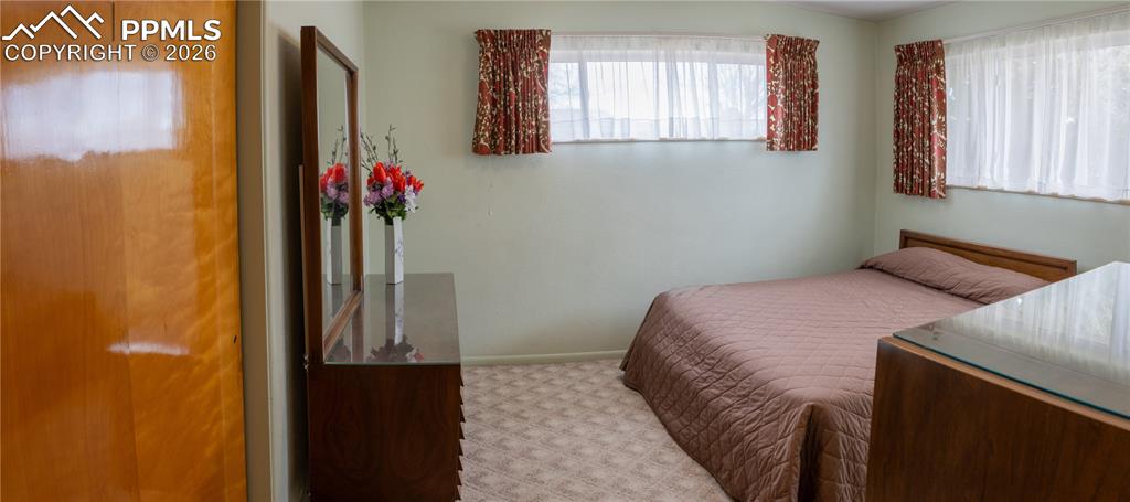 Image 32 of 44: Bedroom