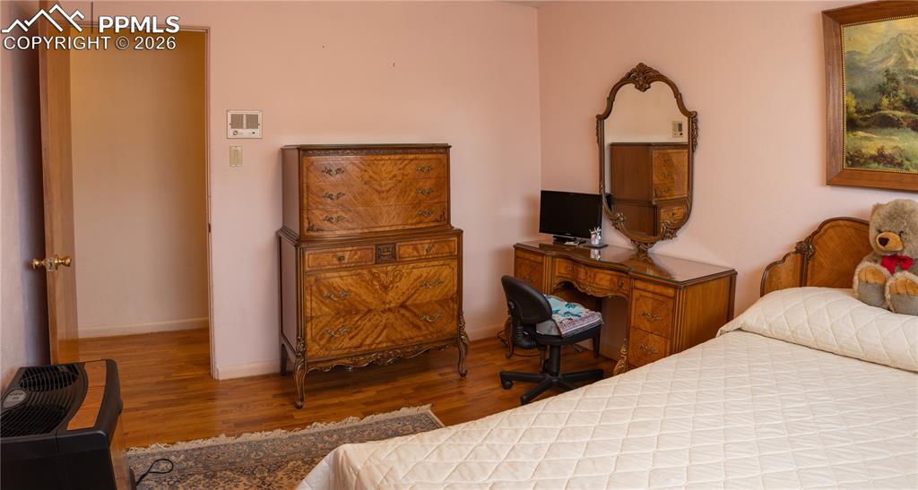 Image 36 of 44: Bedroom