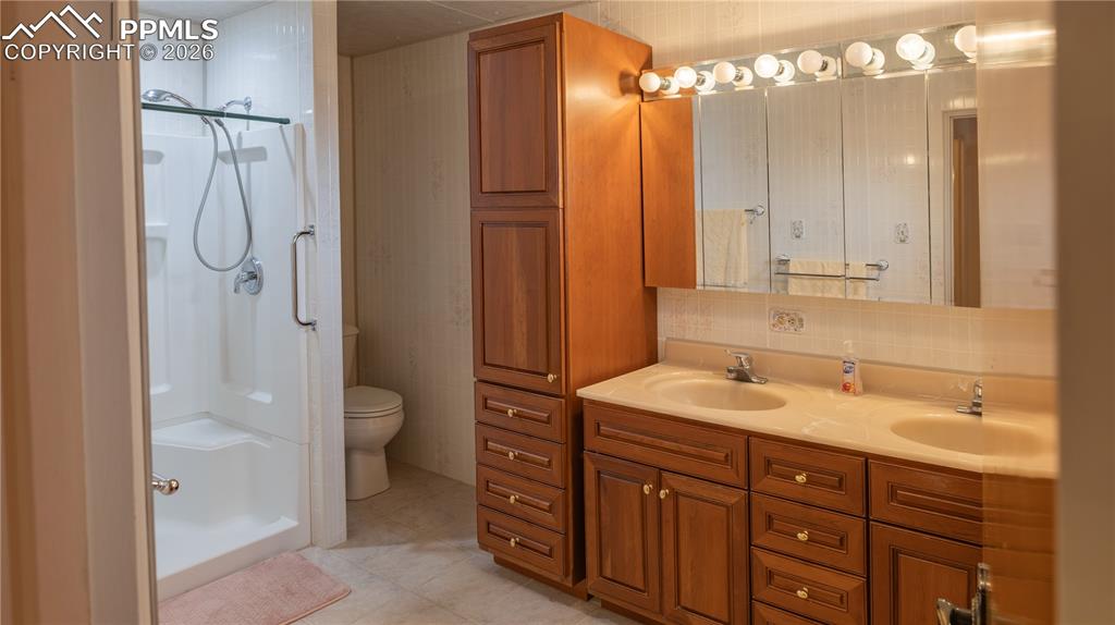 Image 40 of 44: Bathroom