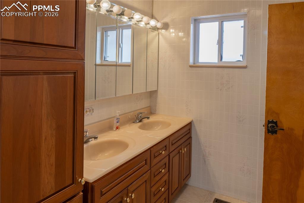 Image 41 of 44: Bathroom