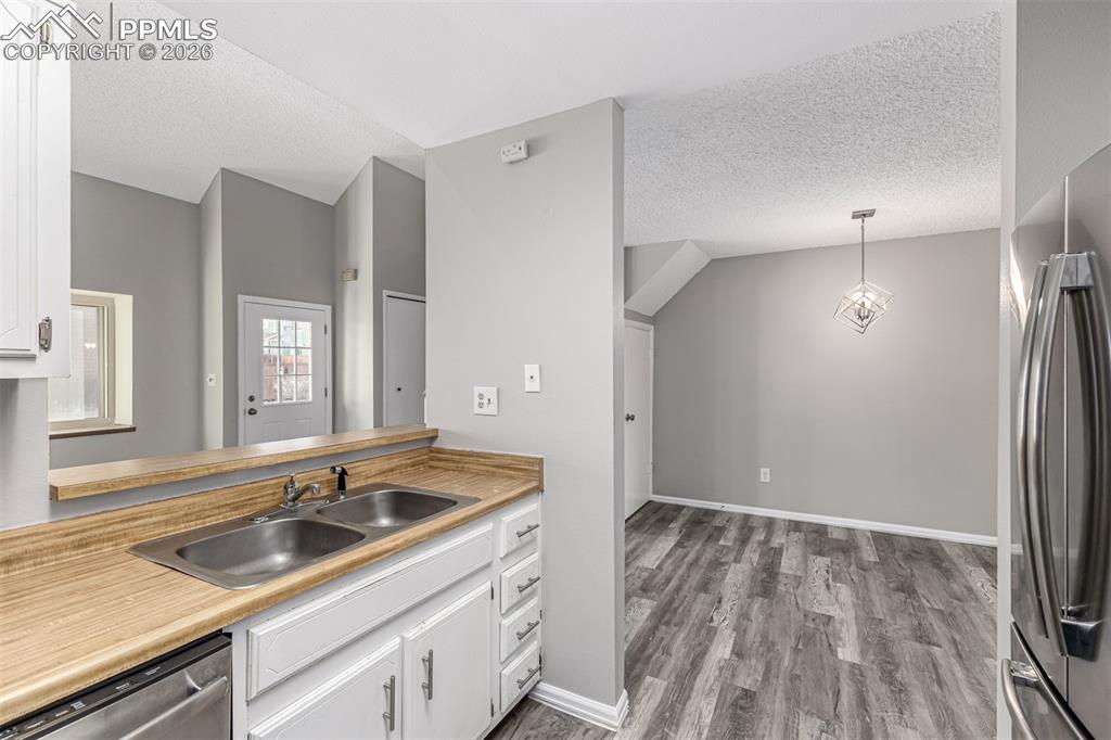 Image 10 of 21: Kitchen