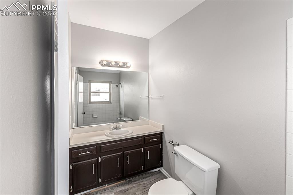 Image 19 of 21: Bathroom