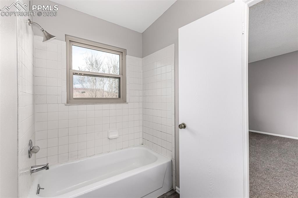 Image 20 of 21: Bathroom